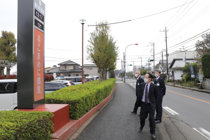 （画像）電光掲示板を確認する小野澤町長