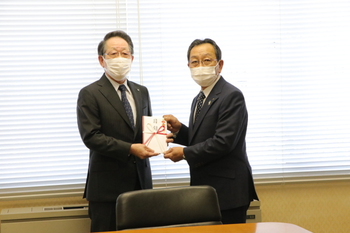 （写真）小野澤町長に寄贈の目録を渡す馬場代表理事組合長
