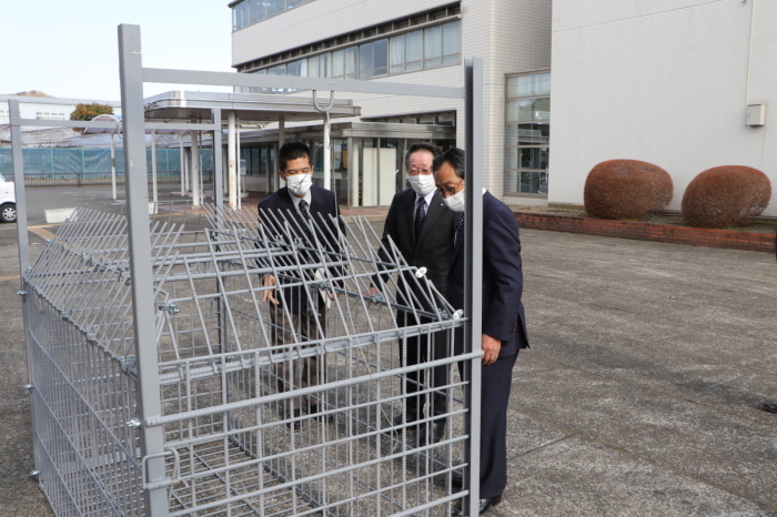 （写真）箱わなの確認を行う小野澤町長と馬場代表理事組合長