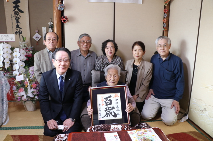 （画像）中村さんとご家族、小野澤町長