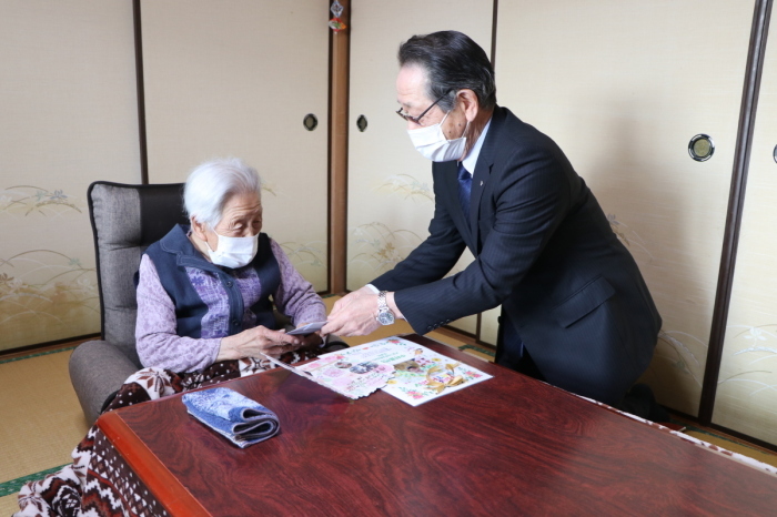 （画像）中村さんにお祝いを渡す小野澤町長