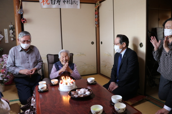 （画像）お祝いのケーキを前にうれしそうな中村さん
