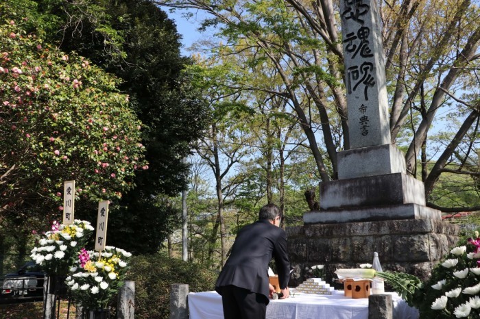 （写真）小野澤町長による献花の様子