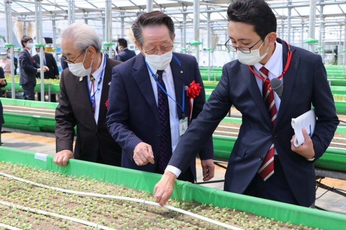 （写真）農園内を見学する小野澤町長