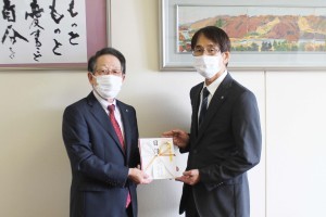 （写真）小野澤町長と、日本フルハーフ株式会社の高橋克彦取締役・厚木工場長
