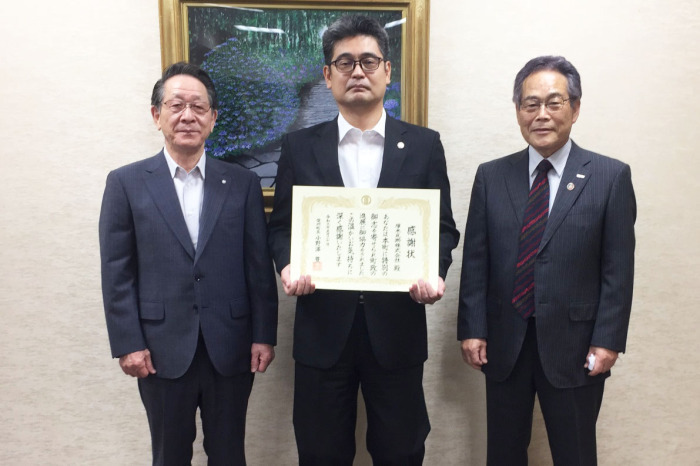 （画像）左から小野澤町長と佐々木取締役社長、萱取締役会長