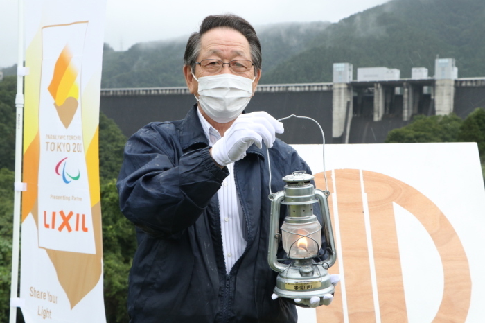 （写真）「愛川の火」を灯したランタンを持つ小野澤町長