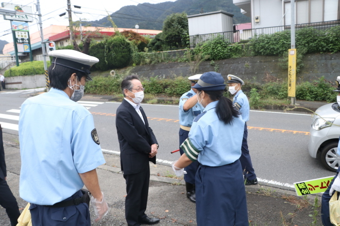 （画像）巡視する小野澤町長