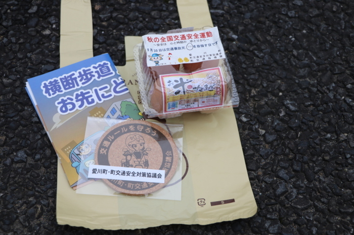 （画像）手渡された啓発物品と愛川ブランド認定品の「お米たまご」
