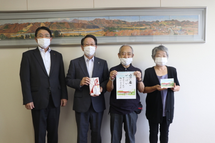 （画像）左から佐藤教育長、小野澤町長、和田代表、同会の齋藤光枝さん