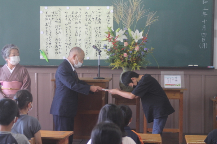 （写真）記念文集寄贈の様子