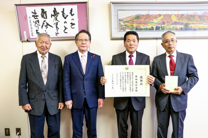 （写真）<p>左から千明定雄前会長、小野澤町長、中島会長、佐藤憲司副会長</p>
