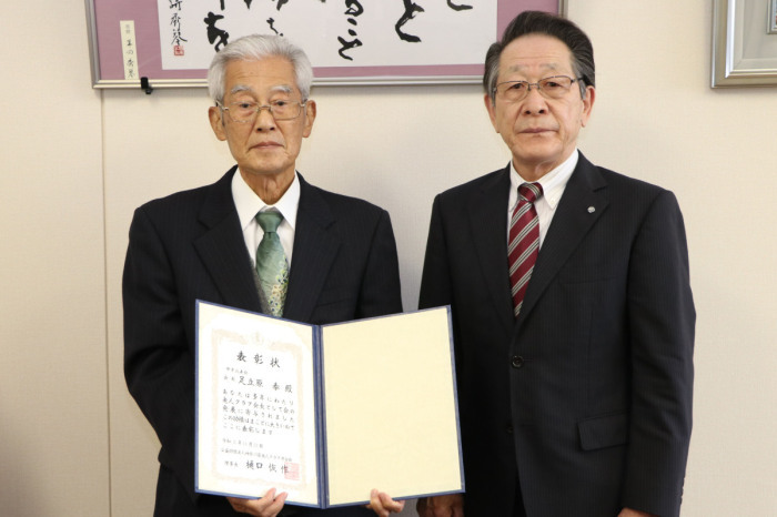 （写真）足立原さんと小野澤町長