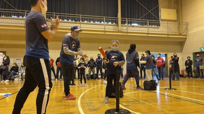 （画像）川崎選手から指導を受ける参加者の子ども