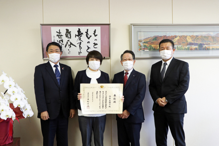 （画像）左から佐藤教育長、今井先生、小野澤町長、大泉哲郎校長