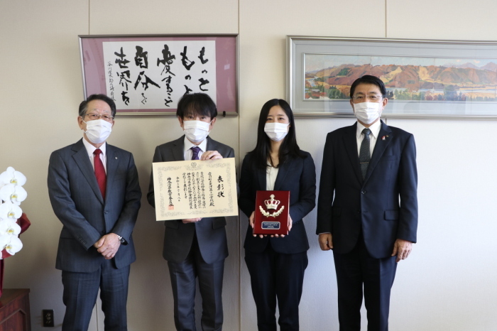 （画像）左から小野澤町長、佐野校長、栄養教諭の田邉祥子先生、佐藤教育長