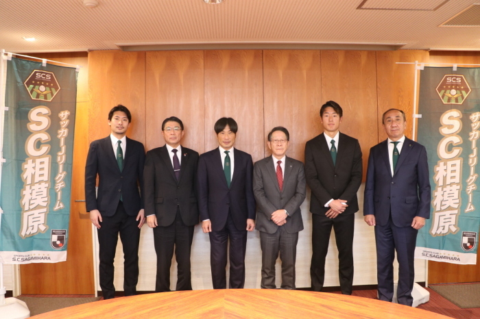 （画像）左から西谷取締役・COO、佐藤教育長、望月会長、小野澤町長、三浦選手、小西社長