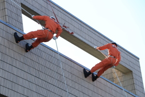 （写真）町消防職員による演技