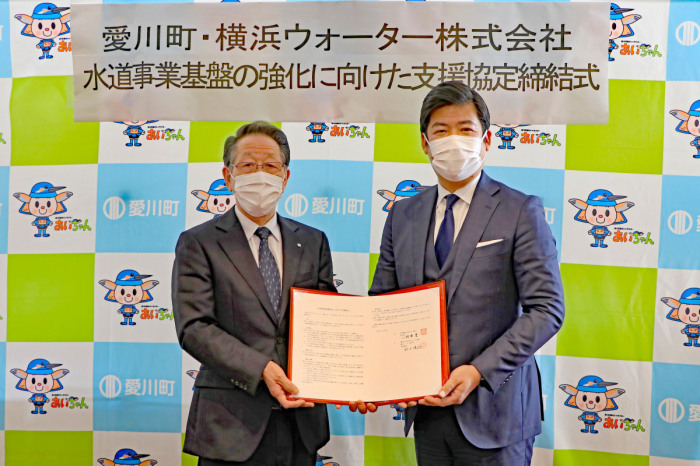 （写真）協定書を持つ小野澤町長と鈴木代表取締役