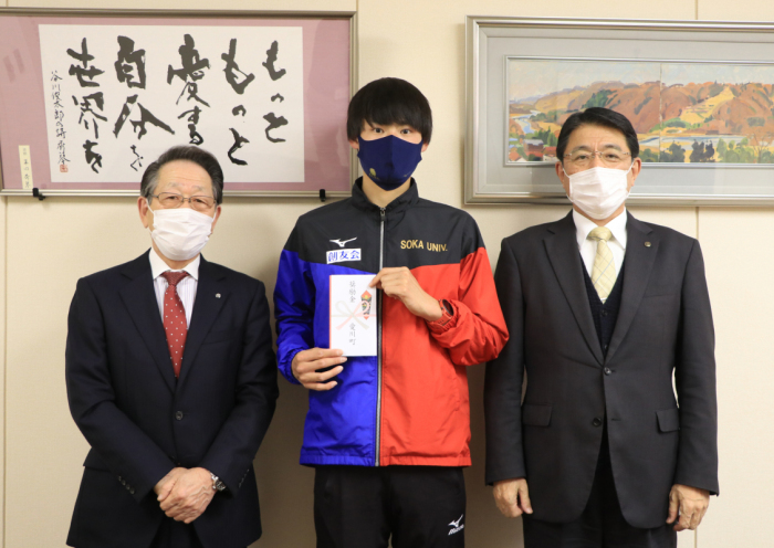 （画像）左から小野澤町長、中武さん、佐藤教育長