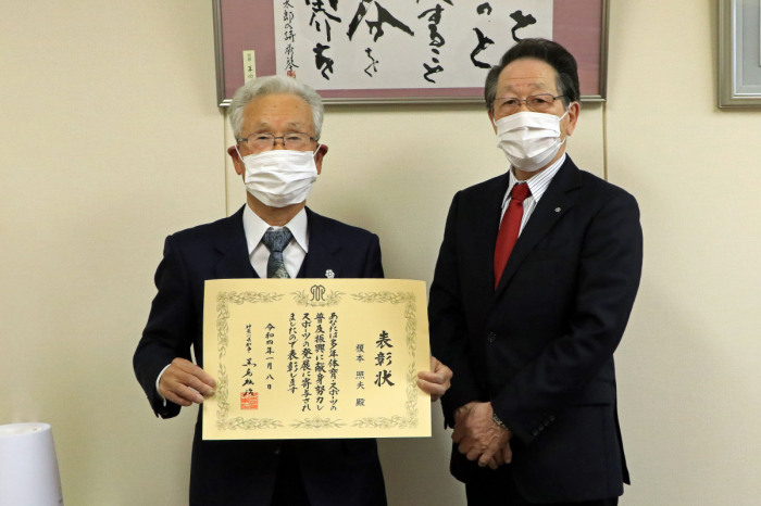 （写真）表彰状を持つ榎本さんと小野澤町長