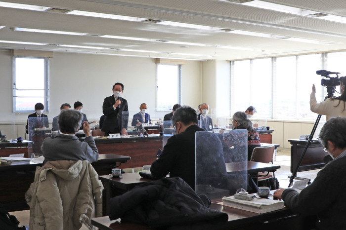 （写真）予算案について説明をする小野澤町長