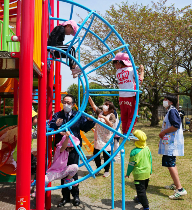 （画像）遊具で遊ぶ子どもたちと小野澤町長