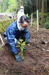 （写真）苗木を植える小野澤町長