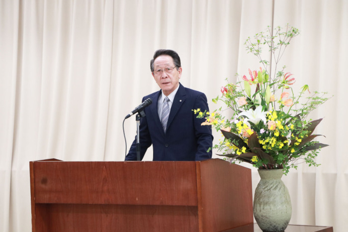 （写真）就任式であいさつをする小野澤町長