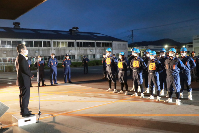 （写真）小野澤町長による激励の様子