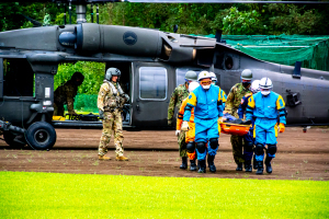 （写真）負傷者後方医療搬送訓練（在日米陸軍、町消防、厚木警察署）