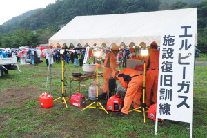 （写真）LPガス施設復旧訓練（神奈川県LPガス協会厚木支部、愛川液化ガス協同組合）