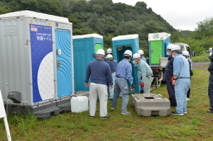 （写真）仮設トイレ設置訓練（株式会社大真）