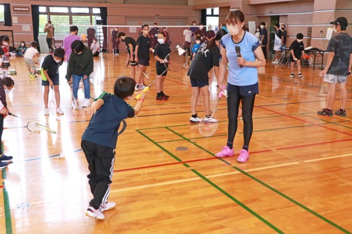 （写真）小椋さんのバドミントン教室