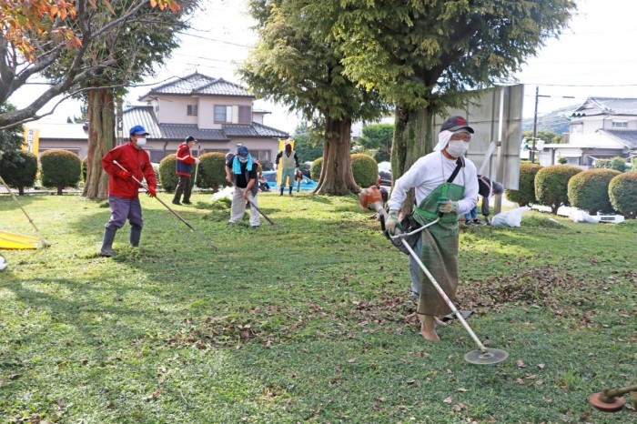 （写真）除草作業の様子