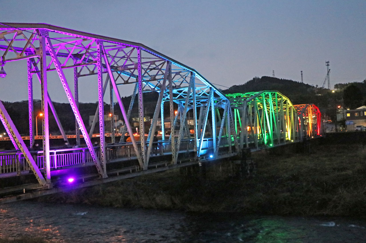 （写真）LEDでライトアップされた平山橋