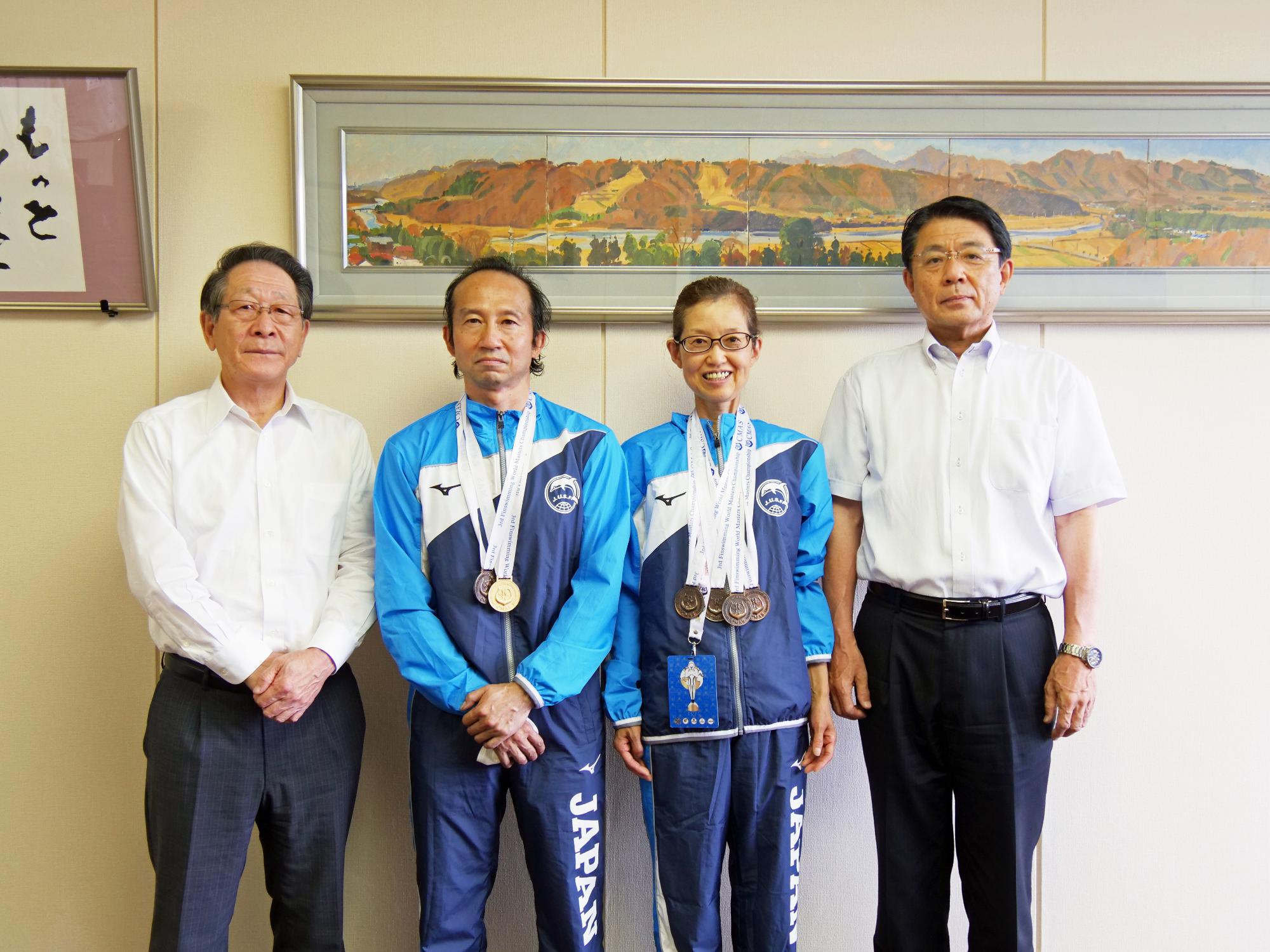 （画像）左から小野澤町長、水田さん、北小路さん、佐藤教育長