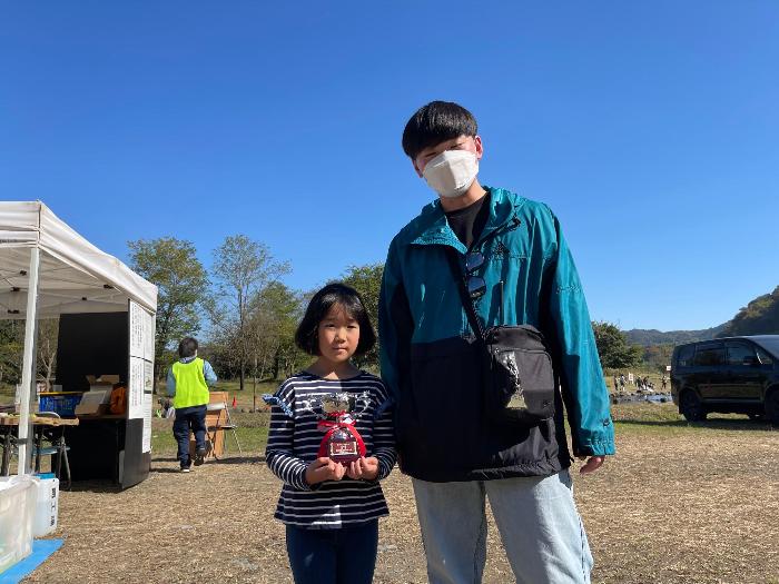 子供の部で優勝した関根美月さんとお父さん