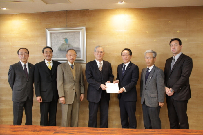 瀧会長から提案書を受け取る小野澤町長（写真・中央）。両側は愛川小田急多摩線延伸促進協議会の役員の方々