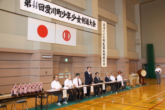 (写真)あいさつをする町長