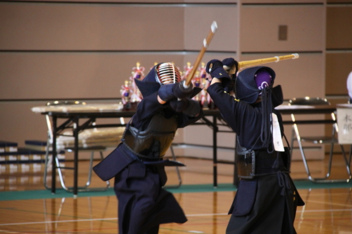 (写真)試合をする選手たち