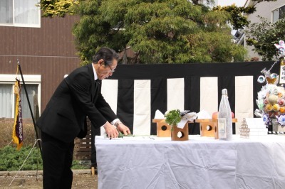 （写真）献花をする小野澤町長