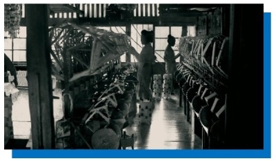 （写真）明治時代の撚糸工場