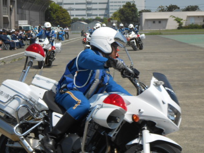 （写真）交通機動隊による模擬走行