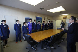 （写真）役場で職場体験を行う生徒たちを激励する小野澤町長