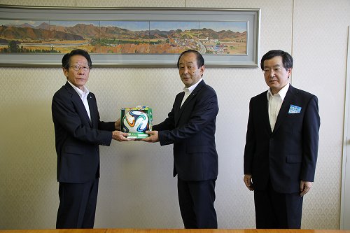 (写真)小野澤町長と熊坂局長、岡本局長