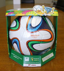 (写真)寄贈されたサッカーボール