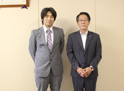 (写真)「さがみ月光団」団長の熊坂さんと小野澤町長