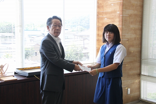 (写真)小野澤町長から奨励金を受領する佐藤さん