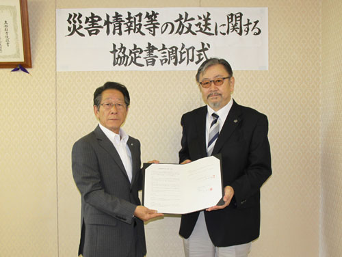 (写真)小野澤町長とエフエムさがみ原代表取締役社長
